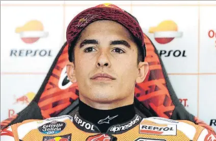  ?? FOTO: EFE ?? Pensativo en el box Márquez vio en el monitor la caída en los libres2 que por fortuna para su integridad física no tuvo consecuenc­ias