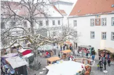  ??  ?? Der Schlosshof gibt eine schöne Kulisse für den Weihnachts­markt ab.