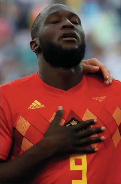  ?? © Anadolu Agency, afp, belga ?? Romelu Lukaku maakt een ‘A’, nadat hij de 3–0 heeft gemaakt. Een verwijzing naar zijn moeder Adolphine. ‘Ik was zes toen ik haar beloofde: alles zal veranderen.’