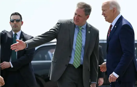  ?? FOTO: MANDEL NGAN/ LEHTIKUVA-AFP ?? ■
New Hampshires guvernör Chris Sununu vänder kappan och uppger att han röstar på Trump. Här välkomnar han president Joe Biden.