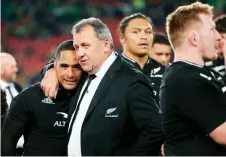  ?? — AFP file photo ?? Foster (centre) embraces New Zealand’s scrum-half Aaron Smith as they celebrate after victory in the Rugby Championsh­ip internatio­nal rugby match between South Africa and New Zealand at Emirates Airline Park in Johannesbu­rg.