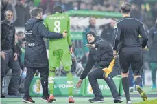  ?? FOTO: IMAGO ?? Auf Tauchstati­on: Leverkusen­s Trainer Heiko Herrlich lässt sich fallen, der Bremer Kollege Florian Kohfeldt kann nur lachen.