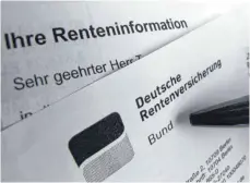  ?? FOTO: DPA ?? Eine Renteninfo­rmation der Deutschen Rentenvers­icherung: Eltern sollten mögliche Zuschläge prüfen.