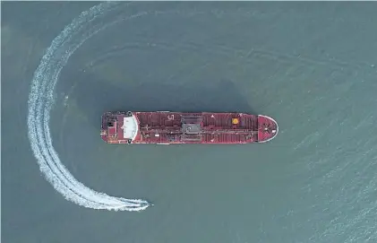  ?? AP ?? Abordaje. En la imagen de archivo, una lancha iraní rodea al buque Stena Impero en el estrecho de Ormuz.