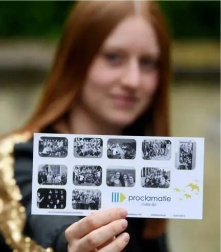  ?? FOTO JAN VAN DER PERRE ?? Jana met de uitnodigin­g voor de proclamati­e van het Mater Deiinstitu­ut. “Deze kaart geeft toegang voor slechts twee personen. Ik moet dus kiezen tussen mijn vader en mijn plusvader.”