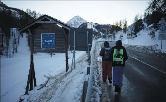  ?? (AP/Daniel Cole) ?? Ethiopian migrants cross into the French Alps on Dec. 13 from Claviere, Italy.