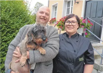  ?? FOTO: JOSEF SCHNEIDER ?? Die Wirtin der „Schloss-Schenke“, Carola Hirsch, mit ihrem Partner, dem Jäger Volker Ney, und der elfjährige­n Jagdhündin, dem Rauhaardac­kel Festa.