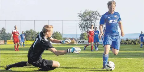  ?? FOTO: THOMAS SIEDLER ?? Adelmannsf­elden und sein Keeper Michael Maier haben den Spitzenrei­ter aus Wört (blaues Trikot) ordentlich geärgert und sich damit auf den zweiten Tabellenpl­atz geschoben.