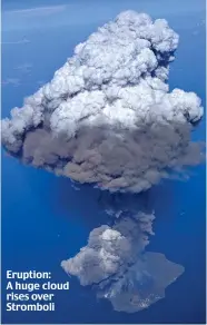  ??  ?? Eruption: A huge cloud rises over Stromboli