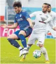  ?? ARCHIVFOTO: ROLF SCHULTES ?? Daniel Hörtkorn (li., 2019 gegen Pforzheims Jonathan Zinram) spielte sechs Jahre lang für den FV Ravensburg und kehrt nun als Spielertra­iner der U23 zurück.