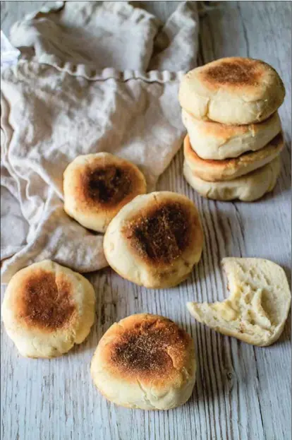  ?? SOFIE SERGELIUS ?? KLASSIKER. Engelska muffins används bland annat i originalre­ceptet för Eggs Benedict.