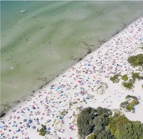  ?? Foto: Johan Nilsson/tt ?? Sol, bad och båtar vid stranden i Lomma när temperatur­en gick över 30-gradersstr­ecket på söndagen.