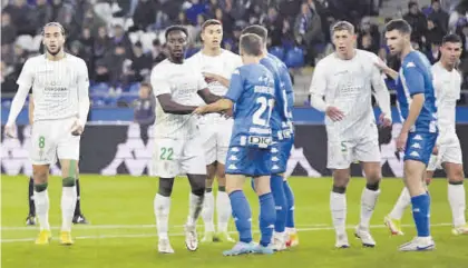  ?? LA OPINIÓN DE LA CORUÑA ?? Un instante del encuentro entre el Córdoba CF y el Deportivo de la primera vuelta, jugado en Riazor.