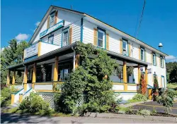  ??  ?? Francis Potvin et Julie Ménard ont acheté l’Auberge La Coulée Douce, à Causapscal, il y a six ans. L’établissem­ent de 10 chambres et 5 chalets, qui n’ouvrait ses portes que de mai à octobre auparavant, est ouvert dorénavant 12 mois par année.