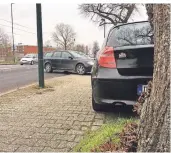  ?? RP-FOTOS (3): HOLGER LODAHL ?? An der Bonner Straße stehen Laternen auf der Radspur, auch parken Autos am Radweg.