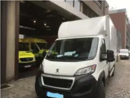  ?? © ?? De chauffeur van de bestelwage­n hinderde de hulpdienst­en. Brandweer Brussel