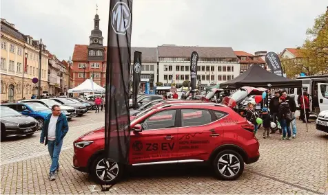  ?? BIRGIT SCHELLBACH (4) ?? Der Gewerbever­ein Eisenach hat zur Aktion „Eisenach macht mobil“auf dem Marktplatz eingeladen. Das war mit einem verkaufsof­fenen Sonntag verbunden.