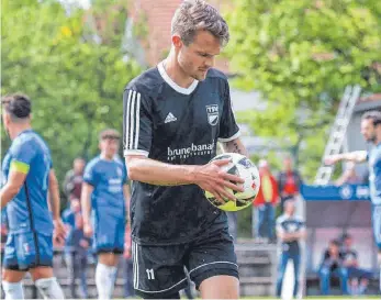  ?? FOTO: PETER SCHLIPF ?? Christian Essig will den Ball natürlich mit dem Fuß spielen.