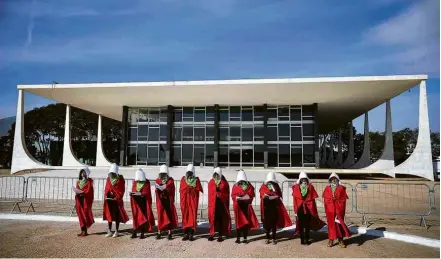  ?? Marcelo Camargo/Agência Brasil ?? Mulheres vestidas como no seriado ‘The Handmaid’s Tale’ fazem ato em frente ao STF, em Brasília