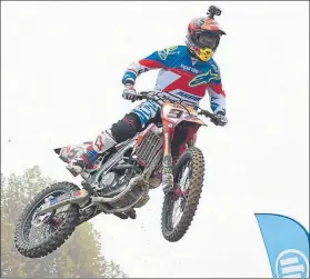  ?? FOTO: MANEL MONTILLA ?? Un vuelo espectacul­ar de Marc Márquez practicand­o Motocross