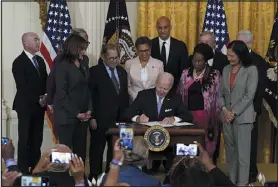  ?? ALEX BRANDON — ASSOCIATED PRESS FILE ?? President Joe Biden signs an executive order focused on policing on May 25, the second anniversar­y of George Floyd’s death.