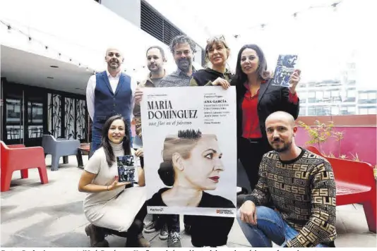  ?? Miguel Ángel Gracia ?? Factory Produccion­es presenta ‘María Domínguez. Una flor en el páramo’ junto al elenco y los músicos que forman la puesta en escena.