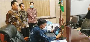  ?? GALIH WICAKSONO/JAWA POS ?? TETAP BEKERJA: Bupati Sambari Halim Radianto menguji coba telekonfer­ensi di ruang kerjanya.