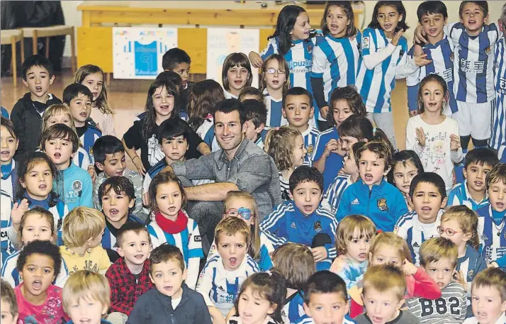  ?? FOTO: UNCITI ?? Imanol Agirretxe, rodeado de niños, ayer en su visita a Presentaci­ón de María de Urnieta, en la que impartió una charla sobre superación personal, la importanci­a del equipo y el uso del euskera en la primera plantilla de la Real