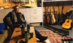  ??  ?? På låven på Farbrot har Tor Arve Barøy rigget et gitarverks­ted. Han har også eget øvingsloka­le her.