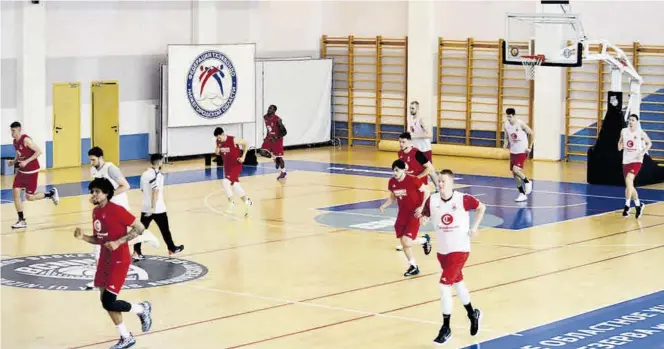  ?? BASKET ZARAGOZA ?? La plantilla del Casademont Zaragoza durante el entrenamie­nto de ayer en Nizhny Novgorod.