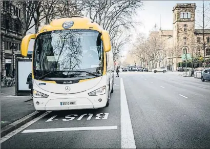  ?? LLIBERT TEIXIDÓ ?? Uno de los autobuses exprés de Monbus que han trasladado su parada a la Gran Via