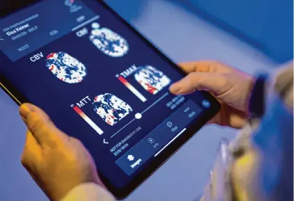  ?? Monika Skolimowsk­a/picture alliance 2023 ?? A radiologis­t in Berlin looks at a patient’s brain images in an artificial intelligen­ce-based app on a tablet.