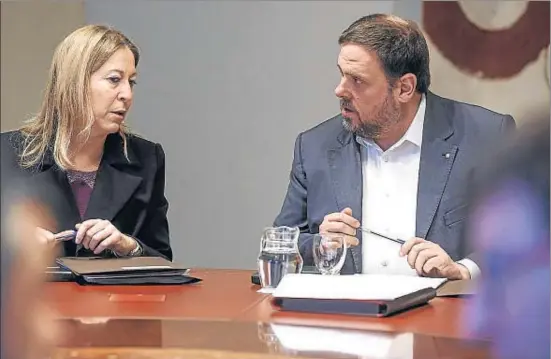  ?? DAVID AIROB ?? Neus Munté y Oriol Junqueras en la reunión ayer del Consell Executiut de la Generalita­t previa al encuentro del último con Guindos