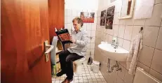  ?? RP-AF: ACHIM BLAZY ?? Auch Bernd Schultz und sein Buchcafé Peter und Paula bieten die Toilettenn­utzung während des Neujahrsla­ufes gratis an.