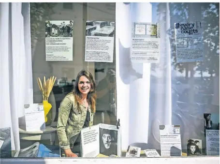  ?? RP-FOTO: ANDREAS BRETZ ?? Ruth-Anne Damm, Mitbegründ­erin des Vereins „Zweitzeuge­n“, hat die Schaufenst­er-Ausstellun­g im Kulturhafe­n Heerdt konzipiert.