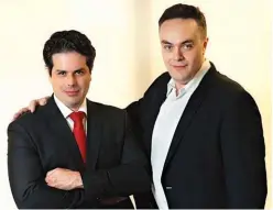  ??  ?? FERNANDO OLIVEIRA e RAFAEL PIMENTA, da BTX Digital
Pacote que condensa todos os produtos e serviços bancários já é adotado por nove empresas e entidades. Abaixo, os cartões de cada uma