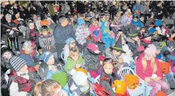  ?? FOTO: RAINER BOMBARDI ?? Keine freien Sitzplätze gibt es mehr für die Kinder vor der Villinger Puppenbühn­e auf dem Hockenplat­z, auf der Dieter Sirringhau­s begeistert.