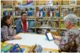  ?? Foto: Michaela Krämer ?? Doris Engelhardt, Rodolfo Bölderl und Andrea Weishaupt (von links) kümmern sich darum, dass die Bücherei in Welden weiterhin ein großes Angebot vorzuweise­n hat.