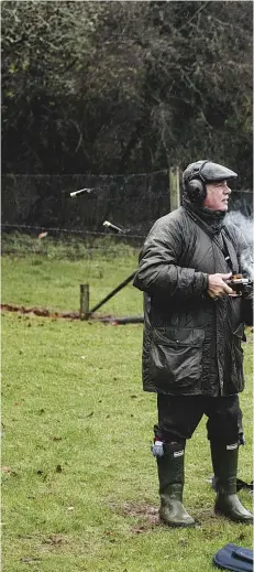  ?? PHOTOS: STEVE HAYWOOD ?? Shoot owner Michael Hockin on Main Drive.Below, a shot bird is retrieved from the lake