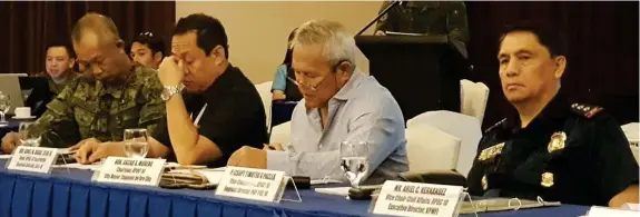  ?? (PHOTO COURTESY FROM MAYOR MORENO'S FACEBOOK PAGE) ?? Cagayan de Oro City mayor Oscar Moreno (center) leads the full council meeting of the Regional Peace and Order Council in Region 10 in Cagayan de Oro City, December 10.