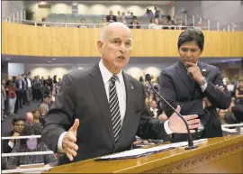  ?? THE ASSOCIATED PRESS ?? California Gov. Jerry Brown, left, flanked by Senate President Pro Tem Kevin de Leon, D-Los Angeles, urges members of the Senate Environmen­tal Quality Committee to approve a pair of bills to extend state’s cap and trade program during a hearing of the...