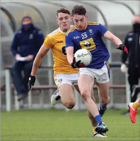  ?? Photos: Joe Byrne ?? Conor Byrne sets off for the Antrim goal during the NFL Division 4 clash in Aughrim.