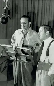  ??  ?? Icone Qui sopra, Walt Disney mentre doppia Topolino, con Clarence Nash, voce di Paperino. Nella foto grande una scena di «Mickey’s garden» del 1935