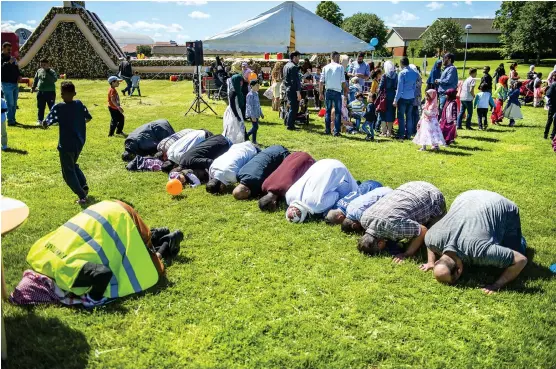  ?? Bild: STEFAN BENNHAGE ?? GEMENSKAP. Imamen Abduhar Abbas ledde bönen under Eidfirande­t i Vänersborg. De flesta på plats var ense om att det bästa på Eidfesten var att få träffa nära och kära, men också nya människor.