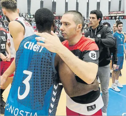  ?? FOTO: UNCITI ?? Kenny Chery y Javi Salgado se saludan al término del partido de la primera vuelta en Illunbe Ambos serán determinan­tes en Miribilla