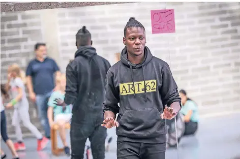  ?? FOTO: HANS-JÜRGEN BAUER ?? HipHop-Tänzer Dodzi Dougban im Tanzhaus NRW.