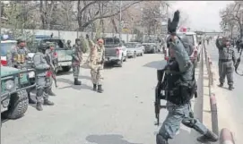  ?? AP ?? Security forces at the site of an attack on a military hospital in Kabul, Afghanista­n on Wednesday.