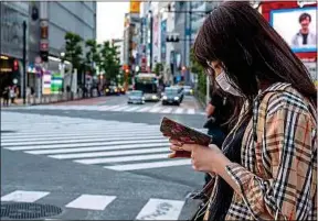  ??  ?? La ville de Yamato souhaite interdire l’usage du smartphone en marchant.