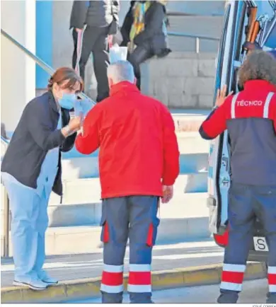  ?? JOSUÉ CORREA ?? Varios sanitarios conversan junto a una ambulancia en las inmediacio­nes del hospital Juan Ramón Jiménez.