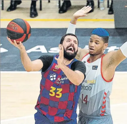  ?? FOTO: EFE ?? Nikola Mirotic, ala-pívot del Barça, entrando a canasta ante Jasiel Rivero, jugador del San Pablo Burgos, en el encuentro de ayer